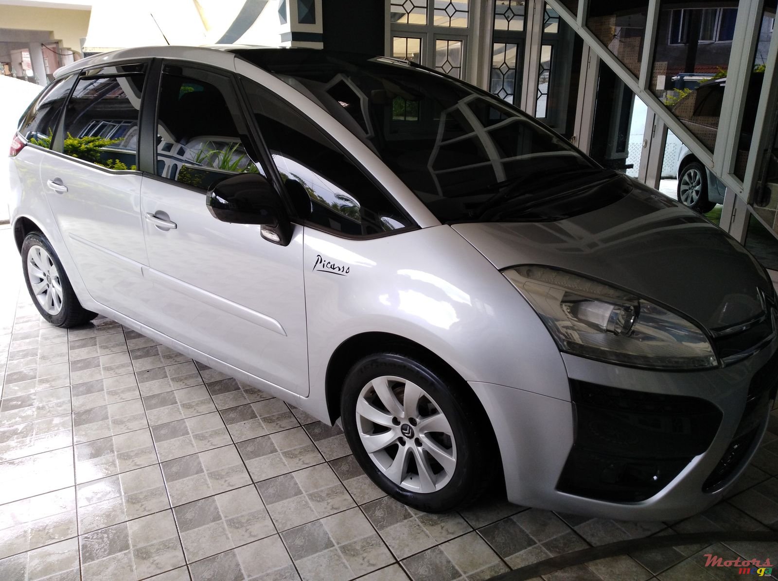 2012' Citroen C4 Picasso photo #5
