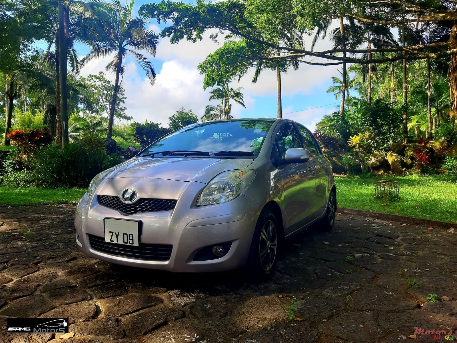 2009' Toyota Vitz photo #2