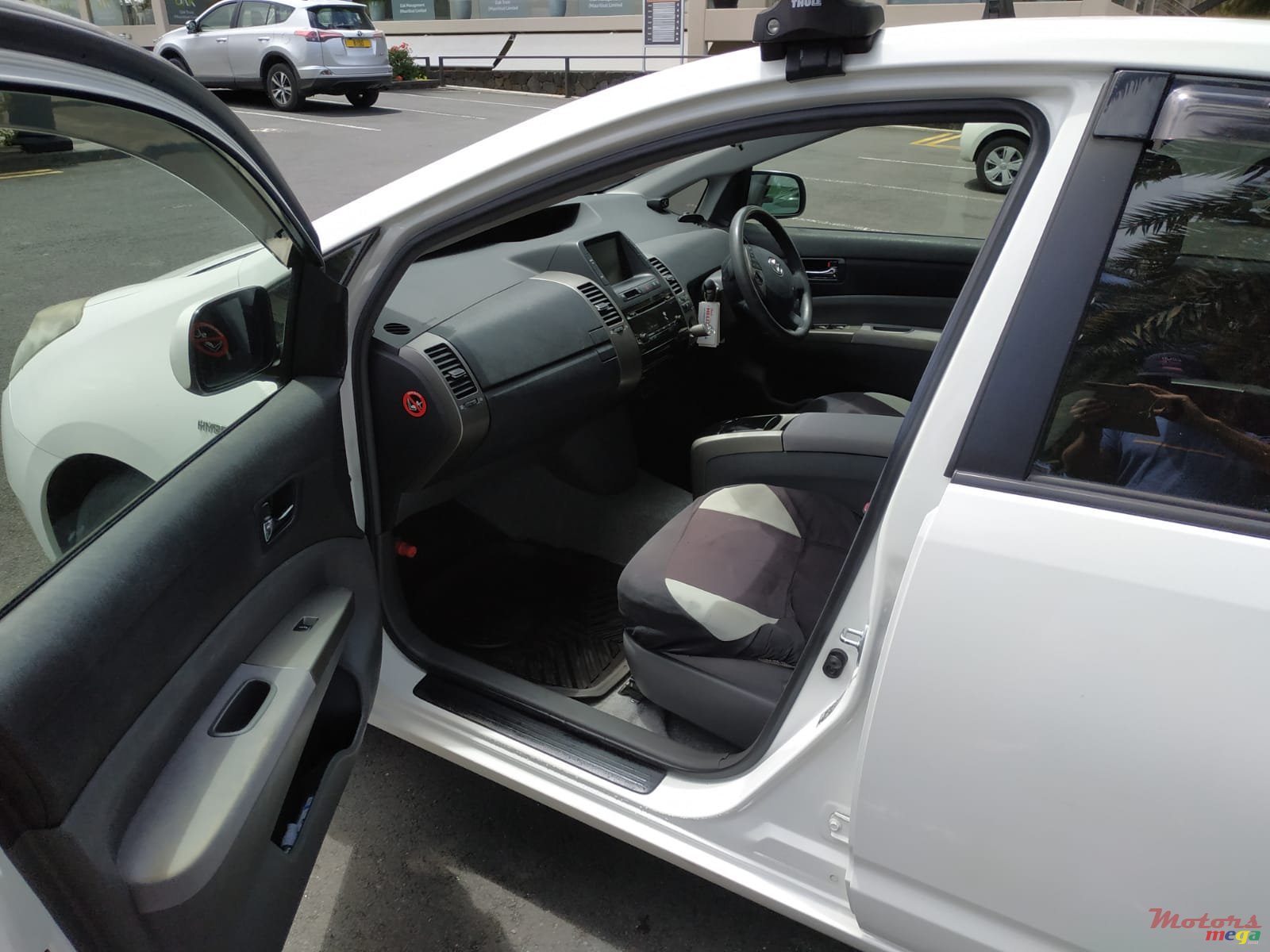 2012' Toyota Prius photo #3