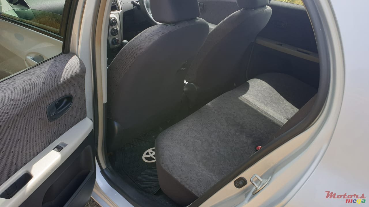 2009' Toyota Vitz photo #4