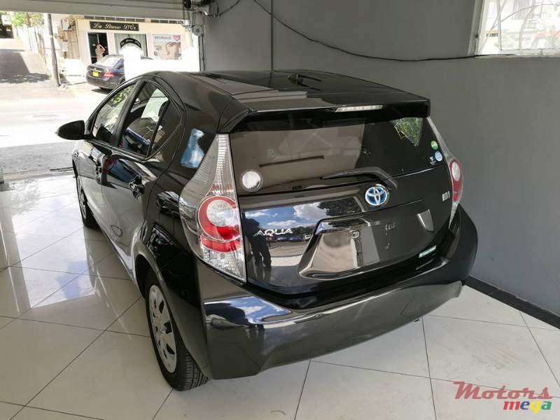 2013' Toyota Prius c photo #2