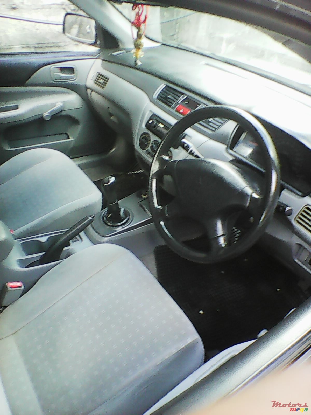 2004' Mitsubishi Lancer photo #3
