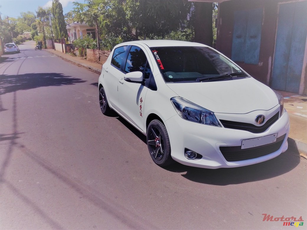 2013' Toyota Vitz photo #1