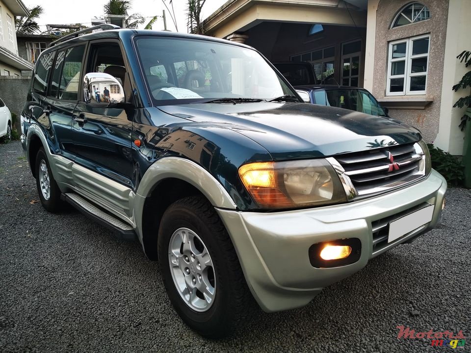 2000' Mitsubishi Pajero photo #2