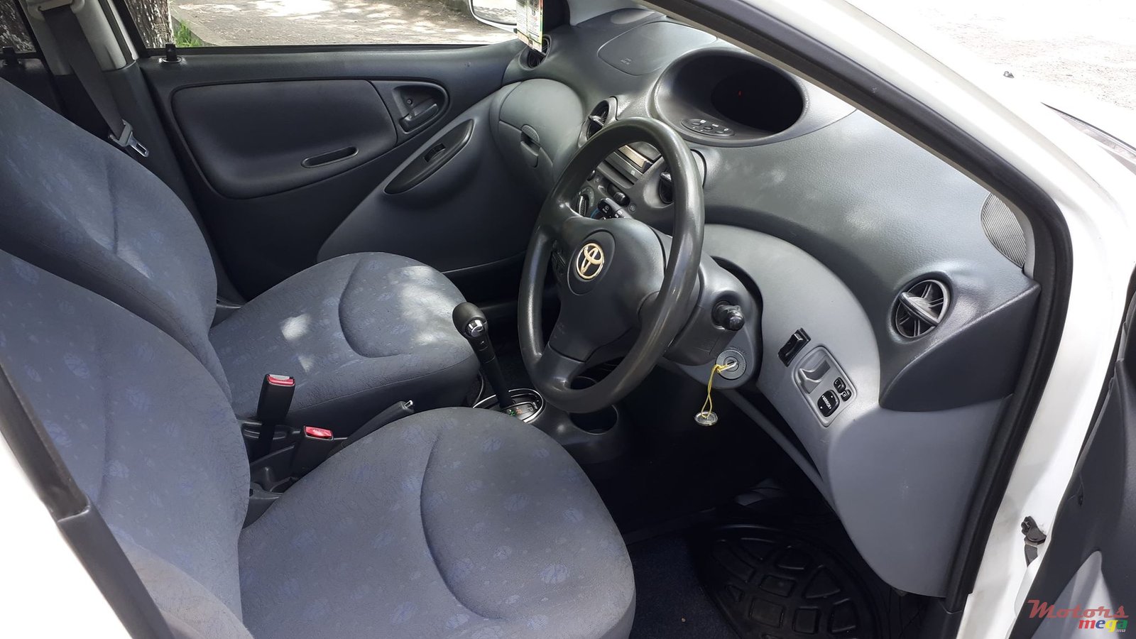 2002' Toyota Vitz photo #5