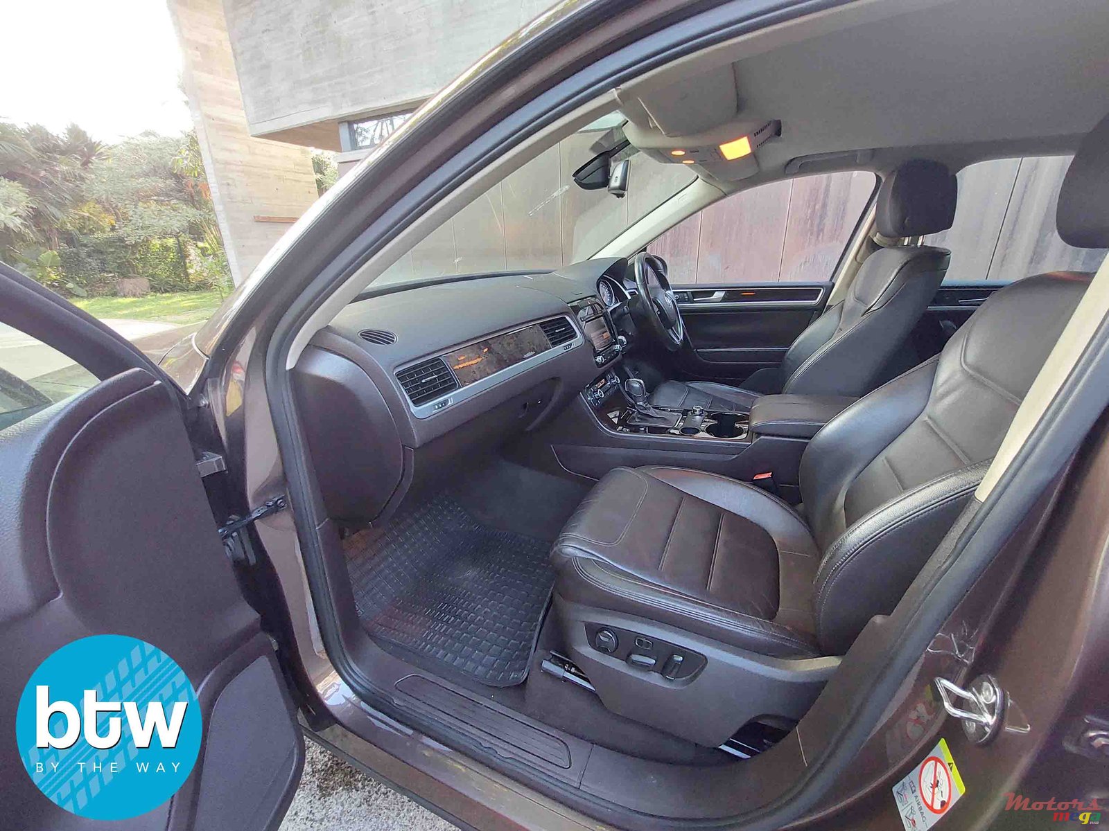 2014' Volkswagen Touareg photo #4