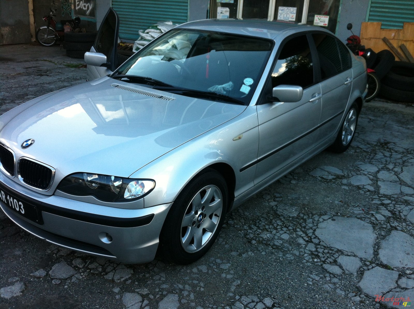 2004' BMW 320 photo #1