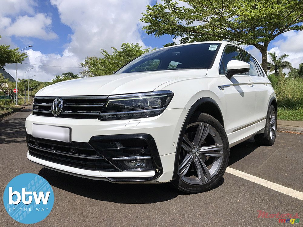 2019' Volkswagen Tiguan R-LINE photo #2