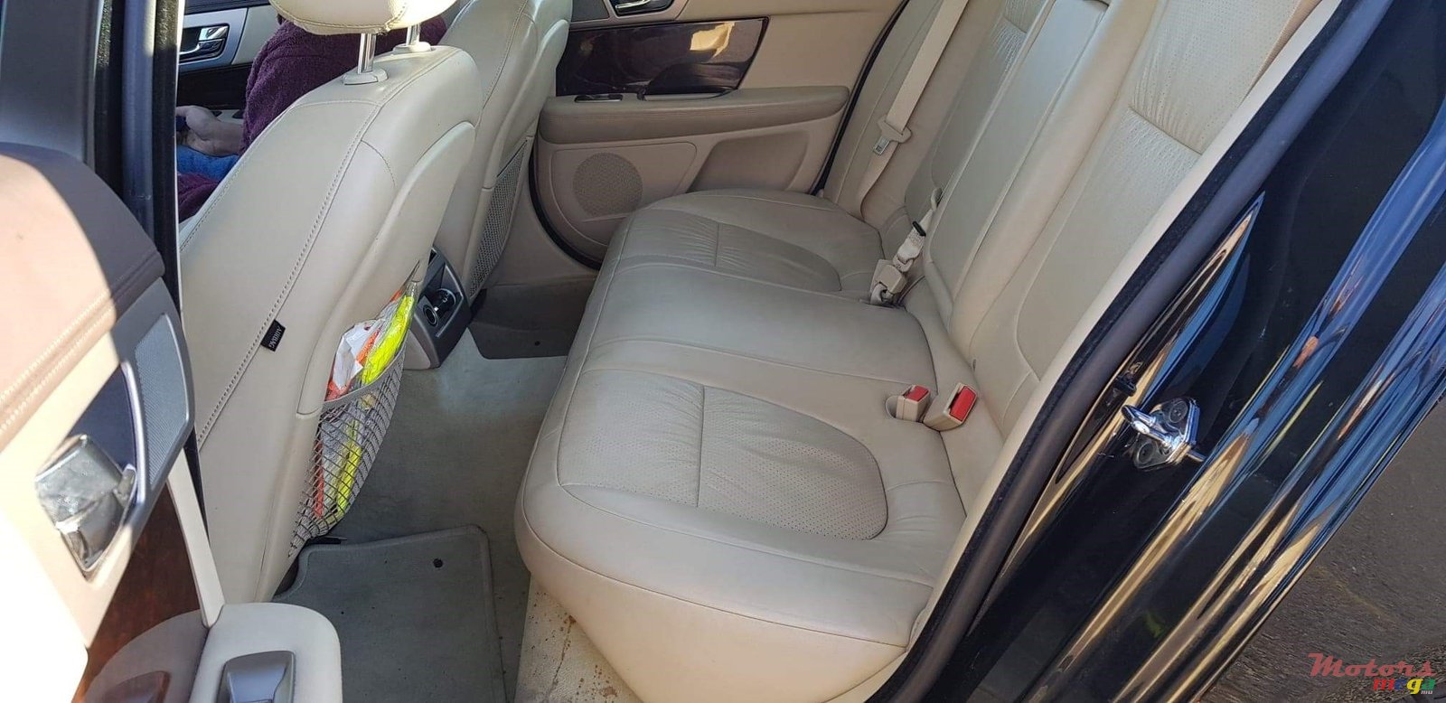 2010' Jaguar XF Berline photo #2