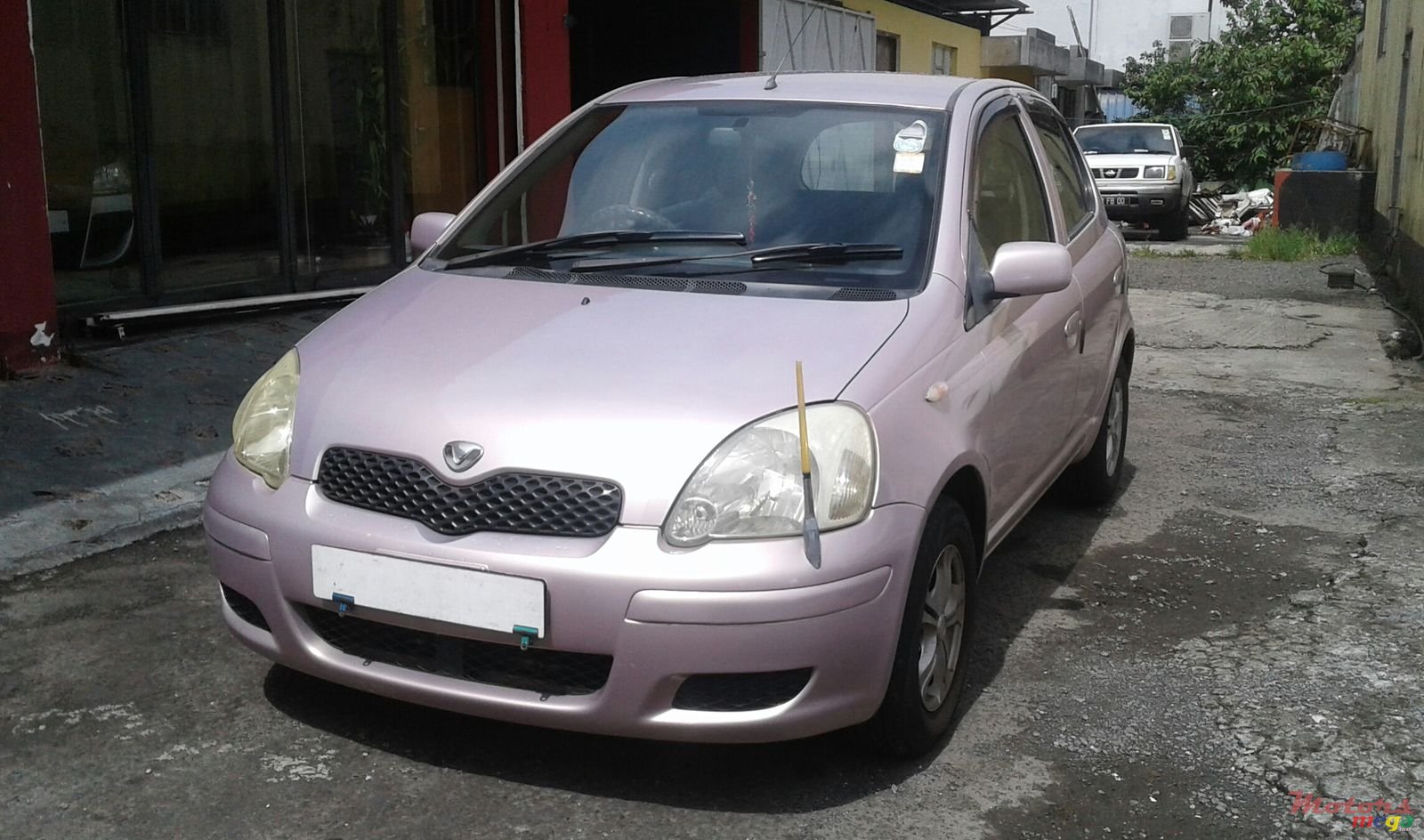 2002' Toyota Vitz photo #2