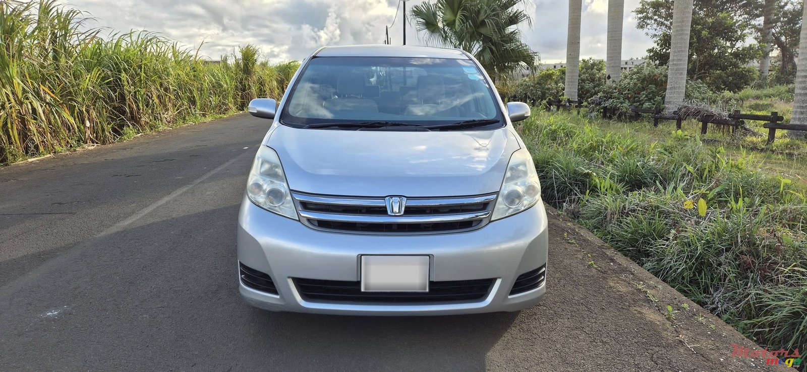 2007' Toyota Isis photo #2