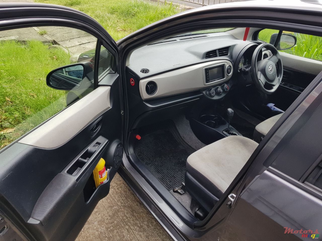 2011' Toyota Vitz photo #4