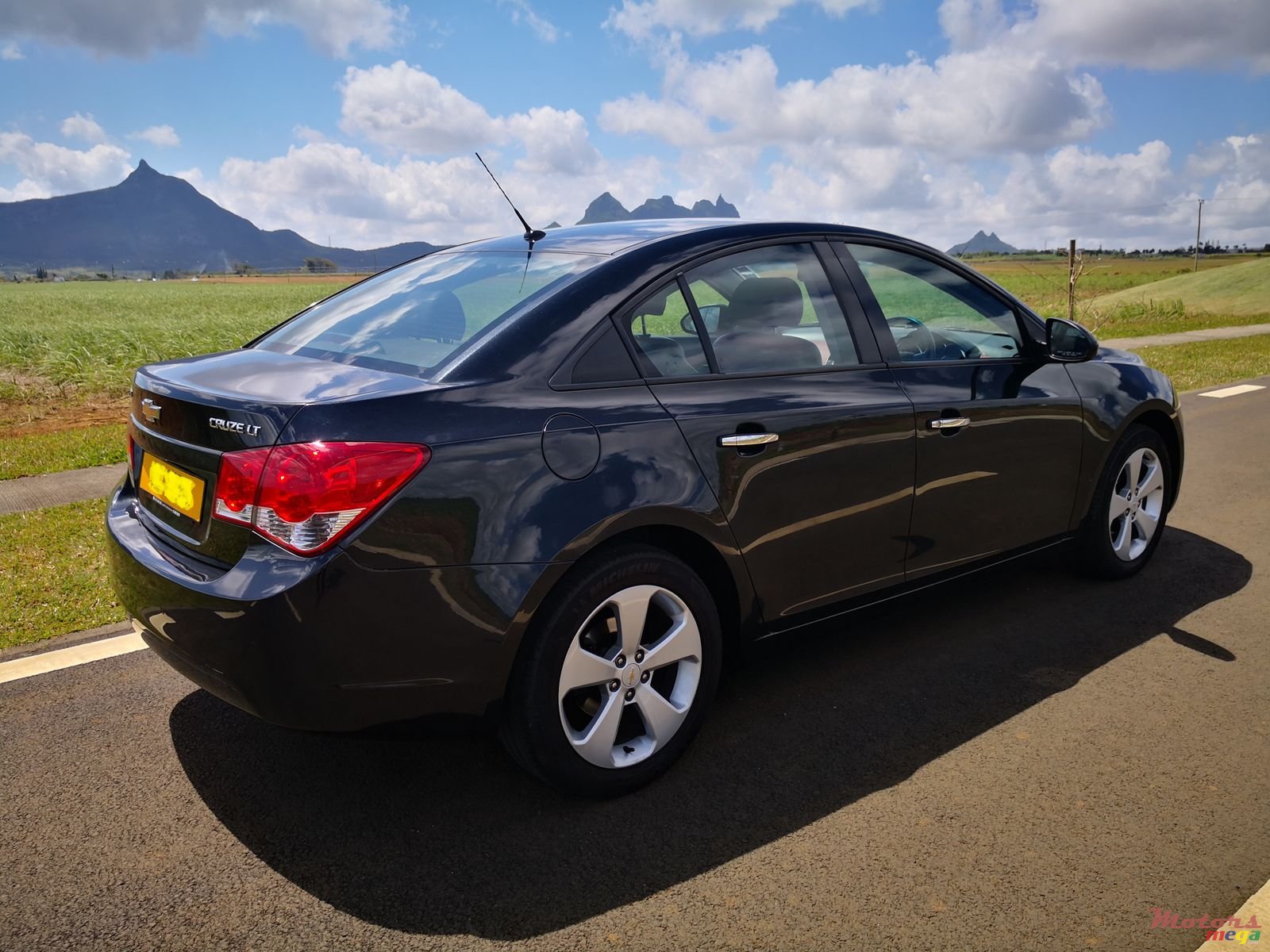 2011' Chevrolet Cruze photo #3