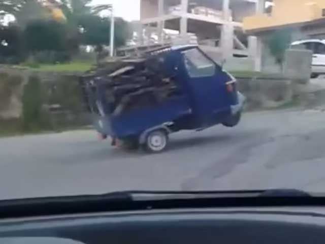 This is Why We Have Pickup Trucks: Watch a Piaggio Ape 50 Fail to Climb a Hill