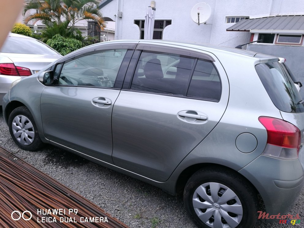 2009' Toyota Vitz photo #2