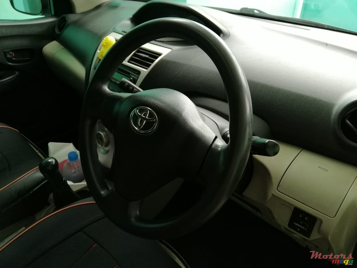 2008' Toyota Yaris photo #4