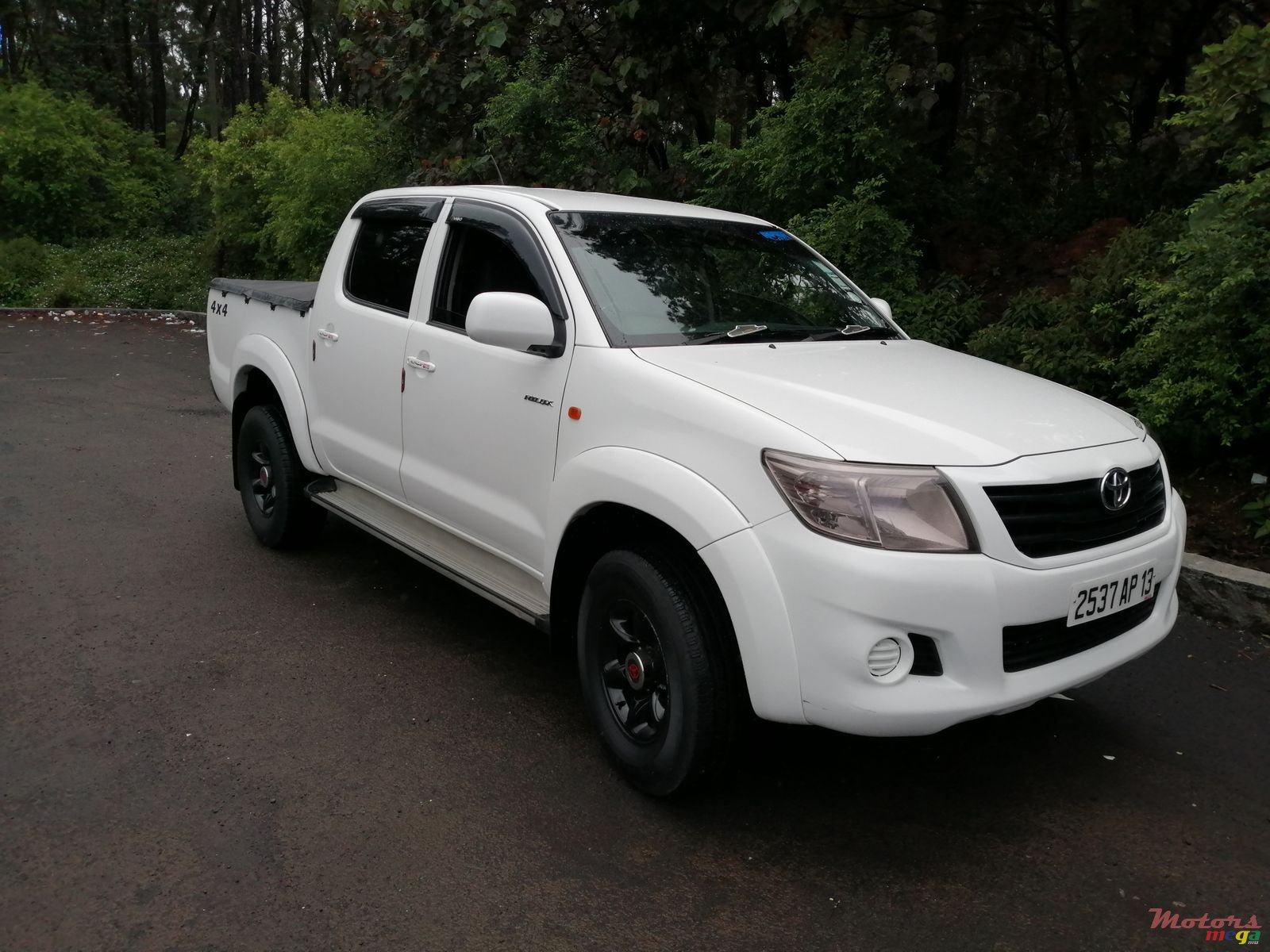 2013' Toyota Hilux 4x4 photo #1