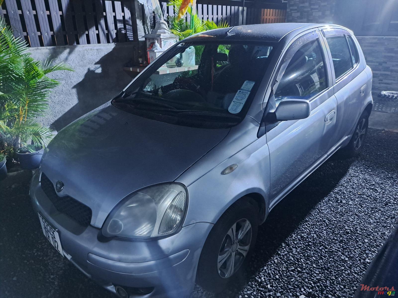 2002' Toyota Vitz photo #1