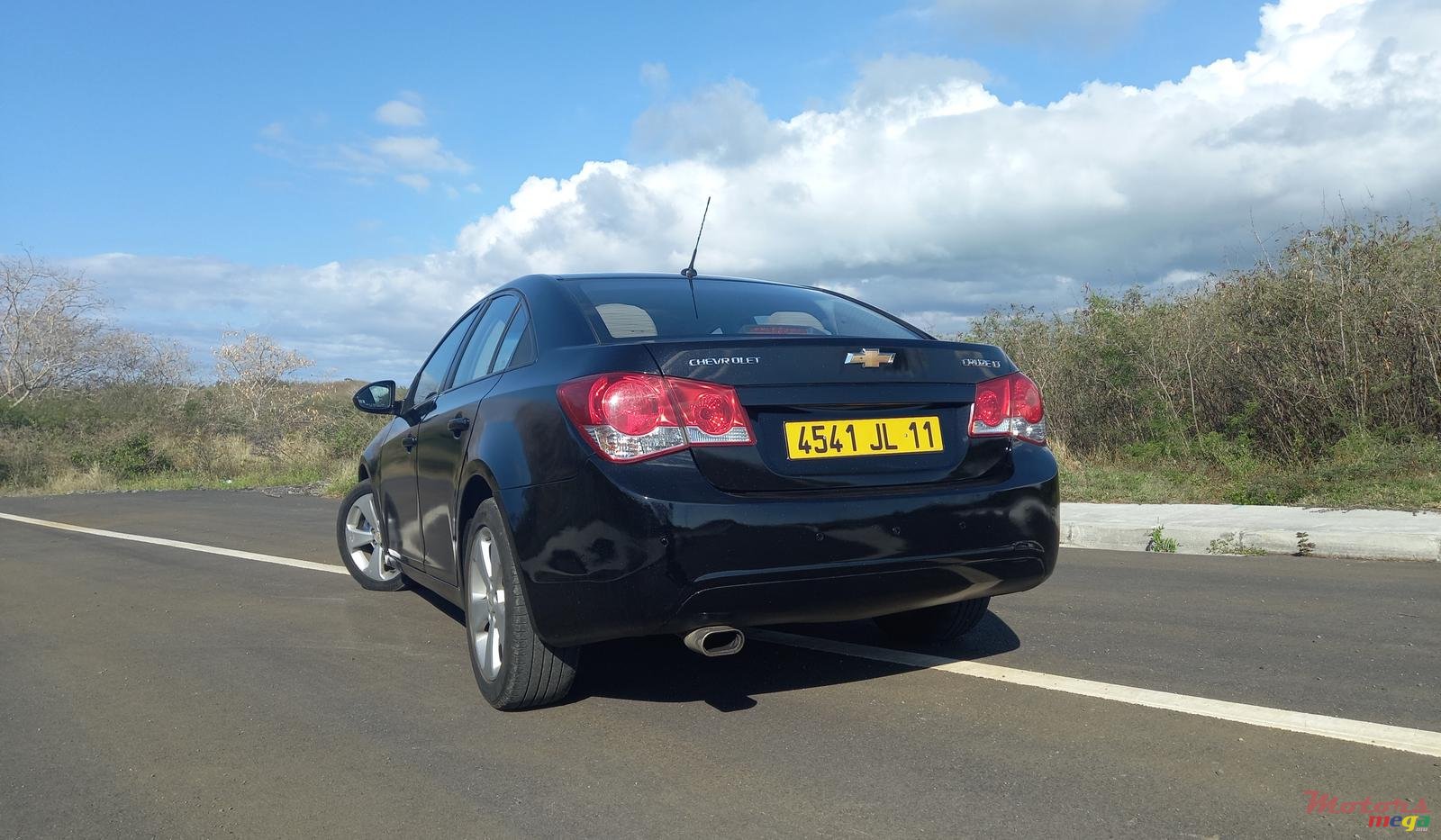 2011' Chevrolet Cruze photo #2