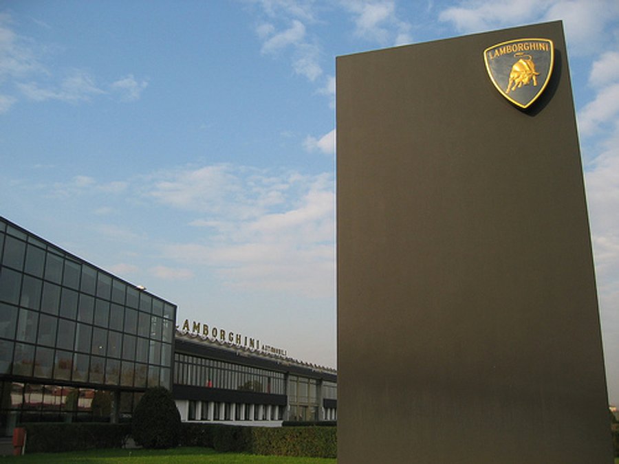 Italian Investigators Search Lambo Headquarters in VW Probe