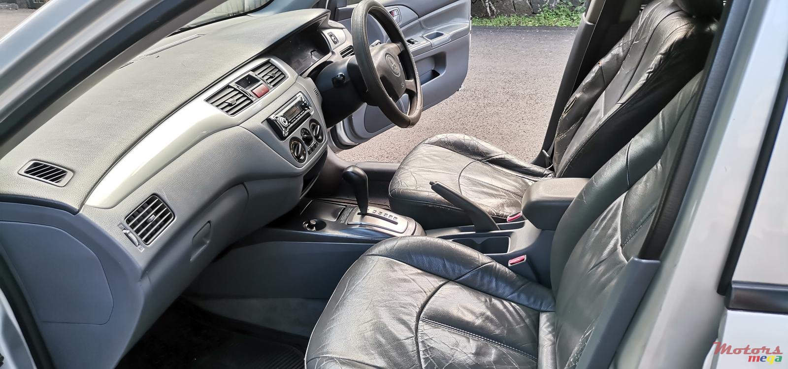 2002' Mitsubishi Lancer photo #3