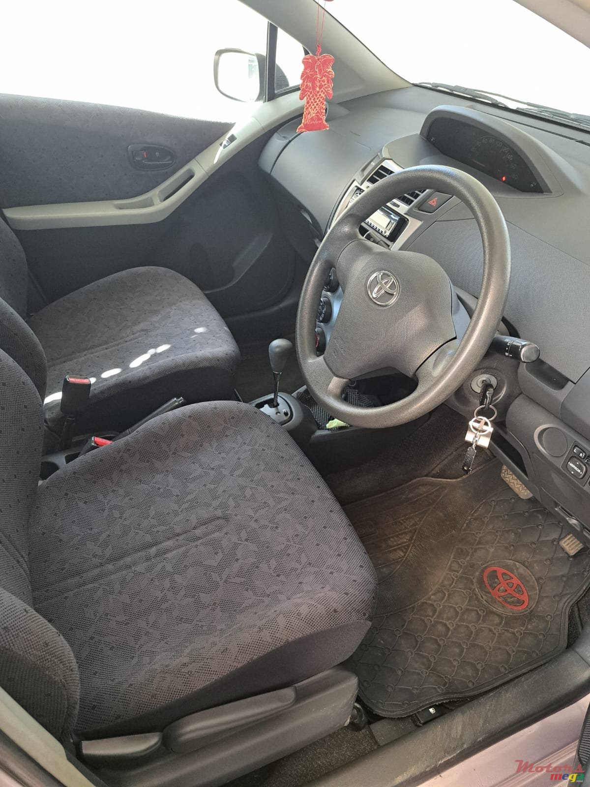 2010' Toyota Vitz photo #3