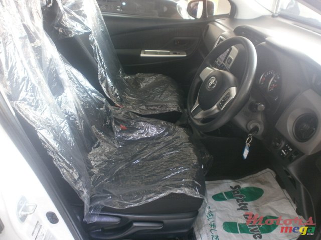 2016' Toyota Vitz photo #2