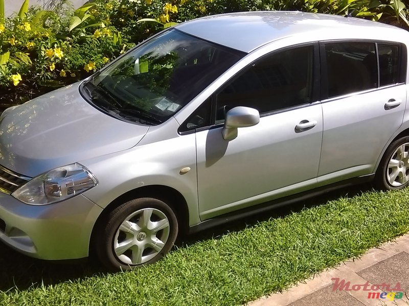 2010' Nissan Tiida photo #1