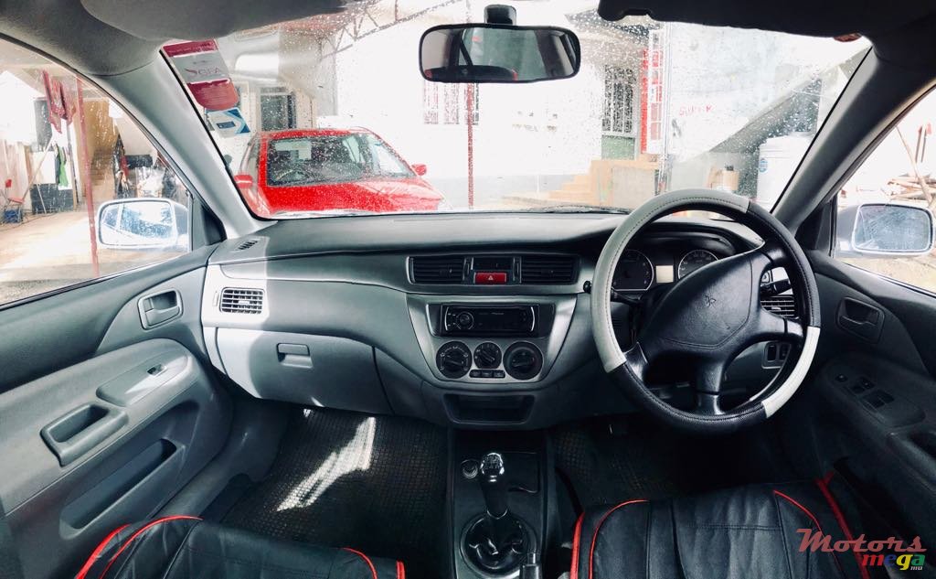 2011' Mitsubishi Lancer photo #3