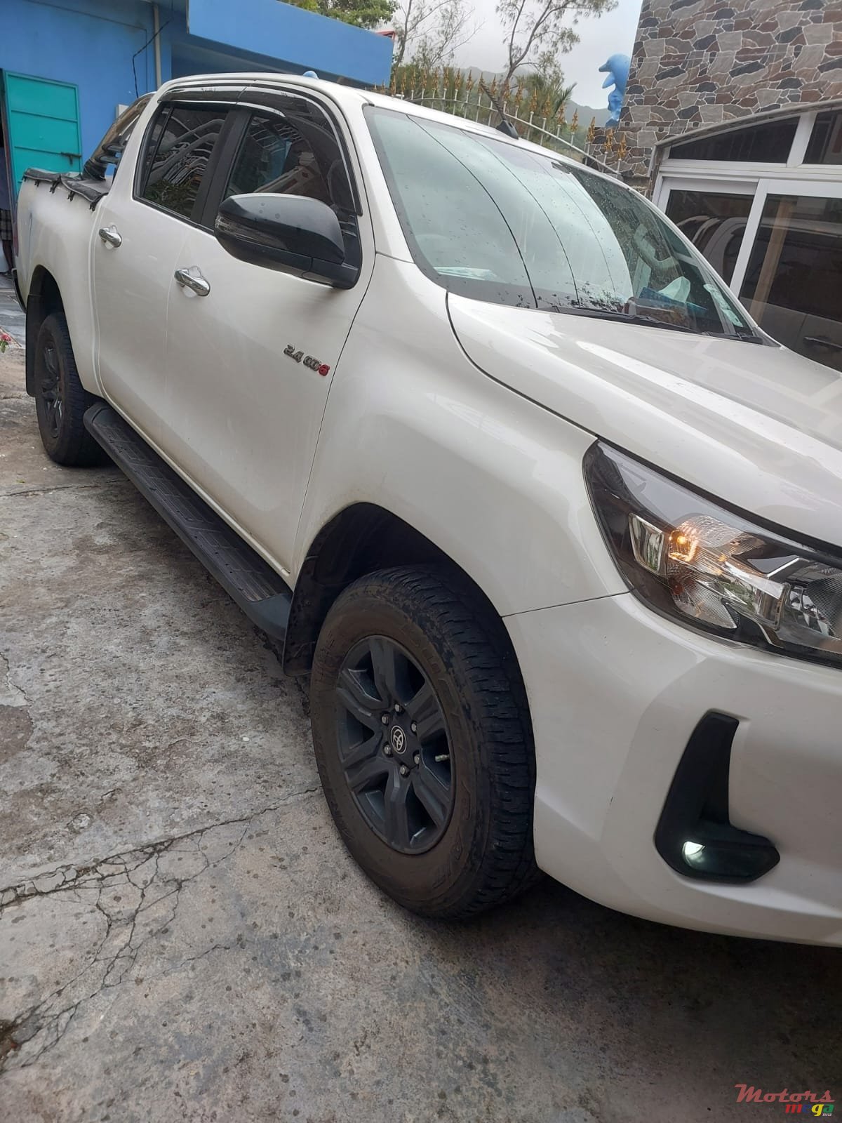 2022' Toyota Hilux photo #3