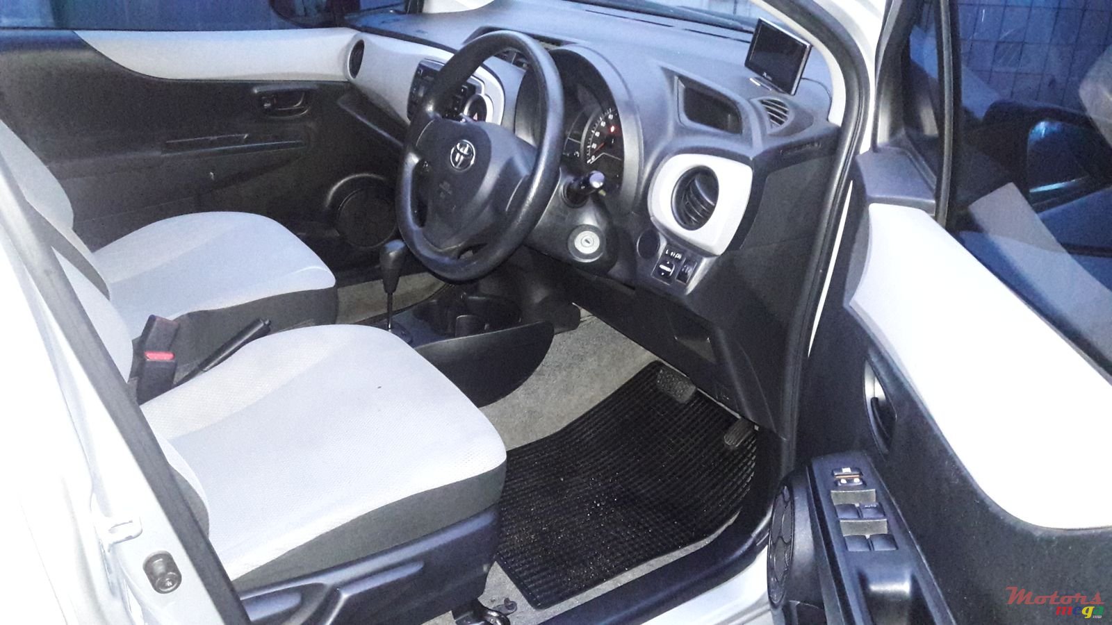 2011' Toyota Vitz photo #5