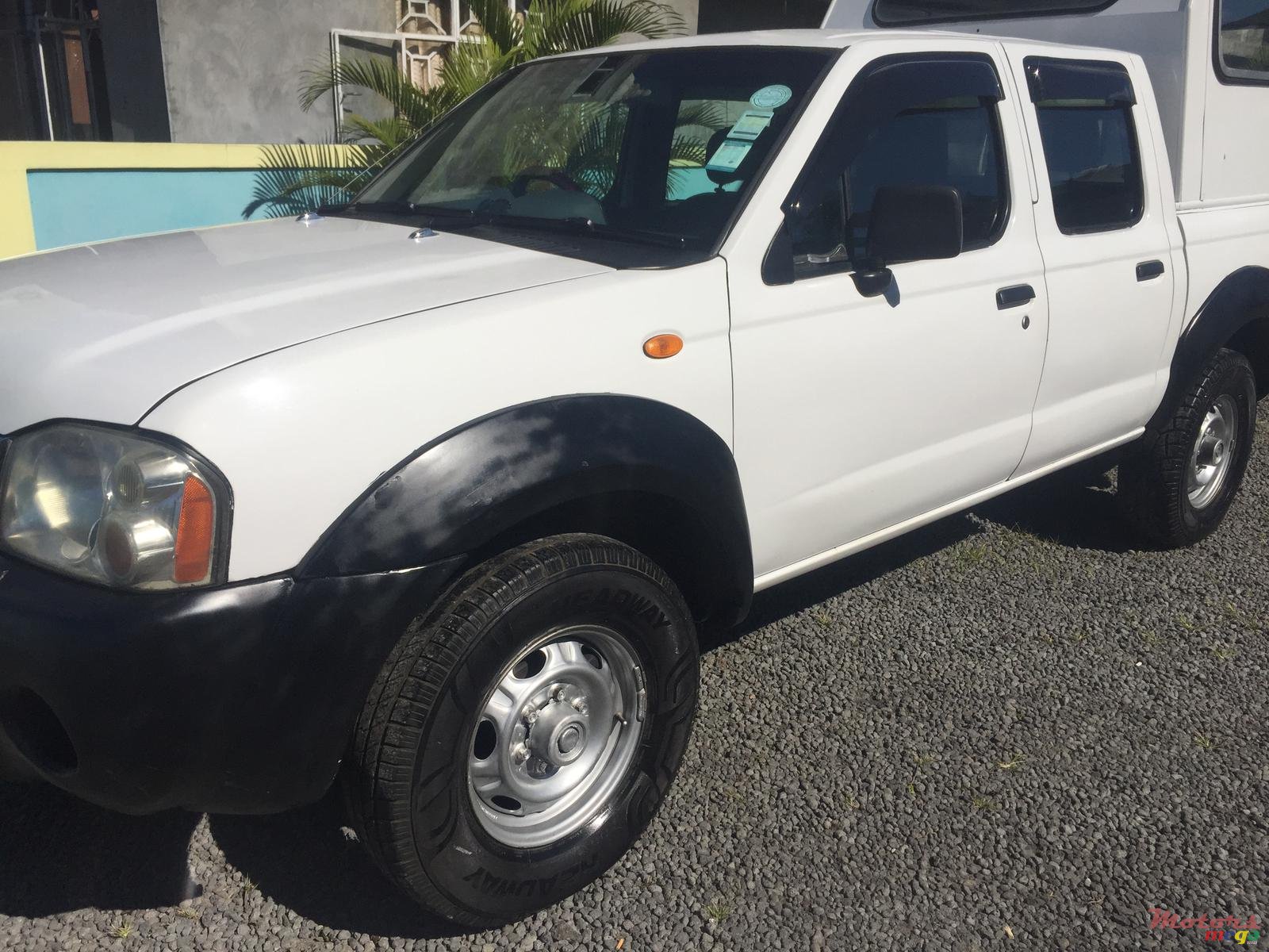 2004' Nissan 4x4 photo #3