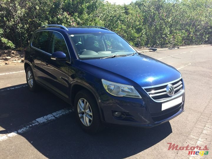 2011' Volkswagen Tiguan photo #2