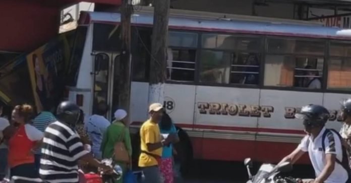 Triolet : un autobus termine sa course contre un magasin