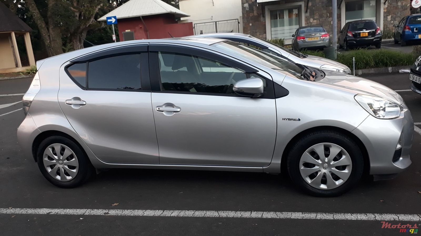 2013' Toyota Aqua photo #2