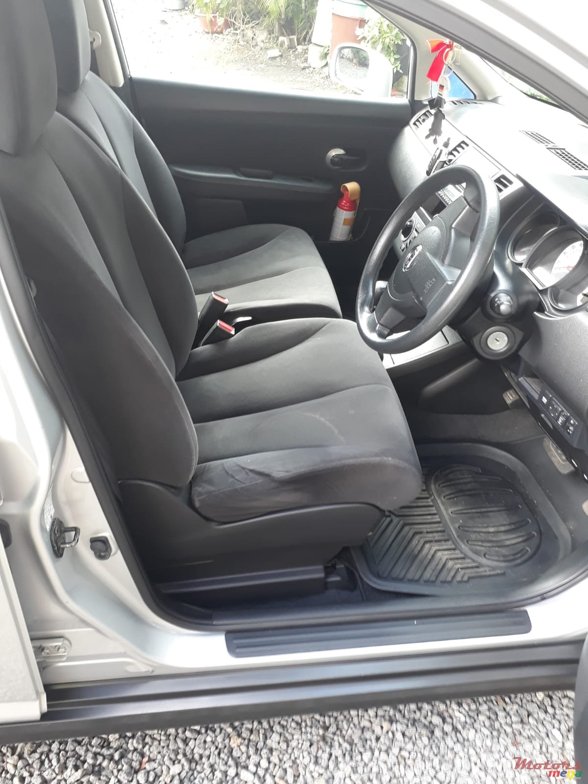 2011' Nissan Tiida photo #1