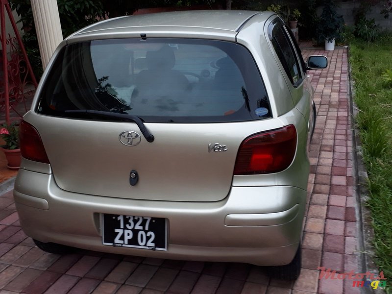 2002' Toyota Vitz photo #1