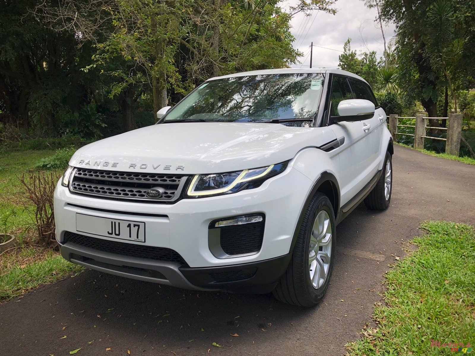 2017' Land Rover Range Rover Evoque photo #2