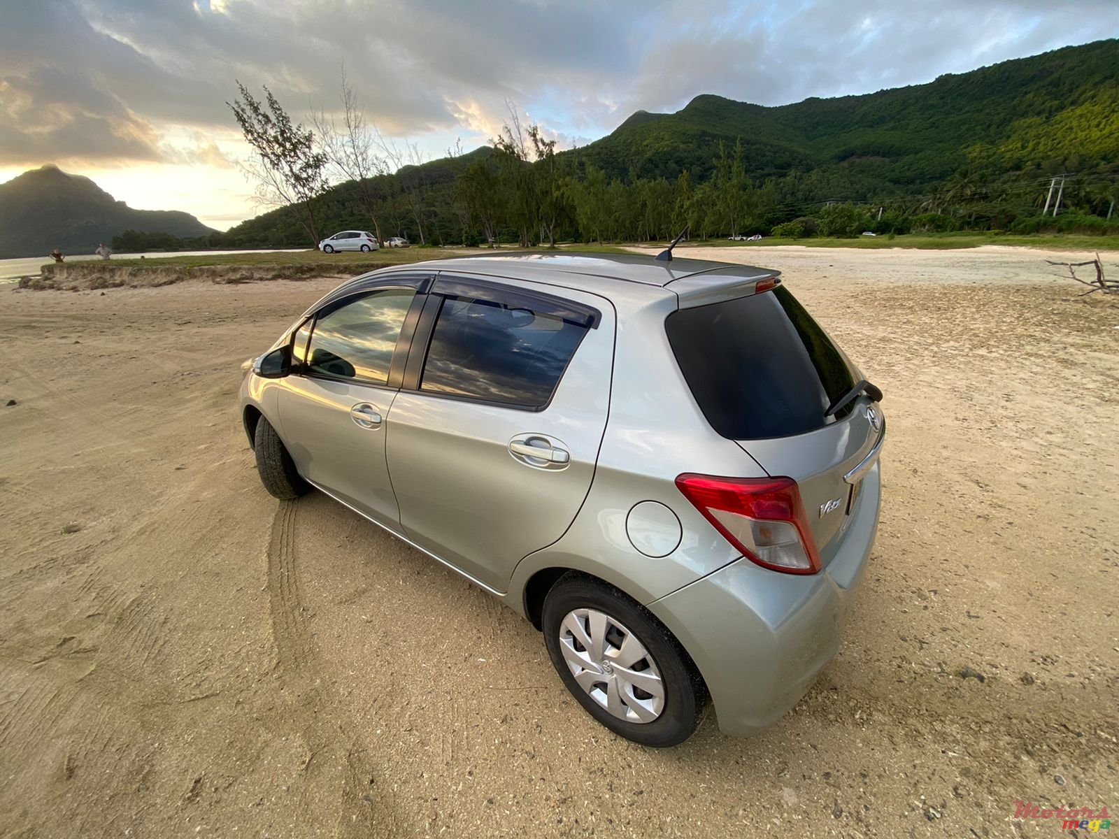 2012' Toyota Vitz photo #4