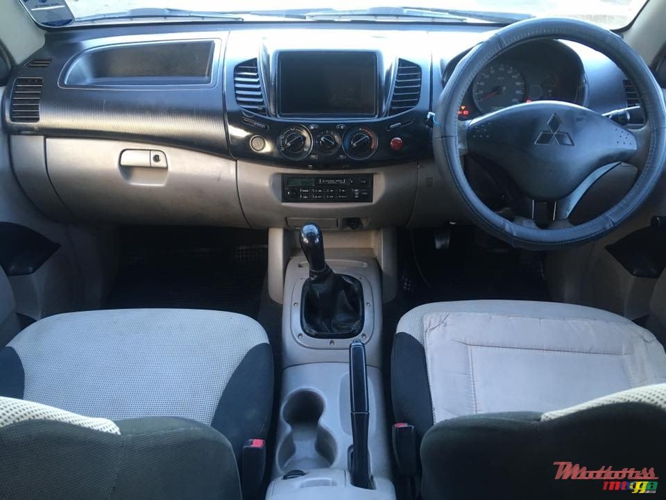 2010' Mitsubishi L200 Sportero 4x2 photo #5
