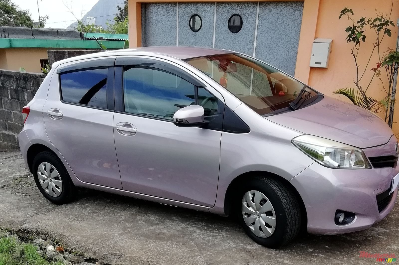 2011' Toyota Vitz photo #3