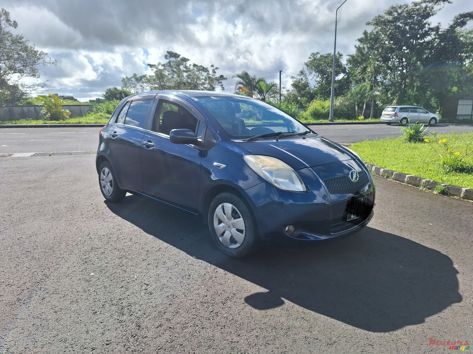 2007' Toyota Vitz photo #2