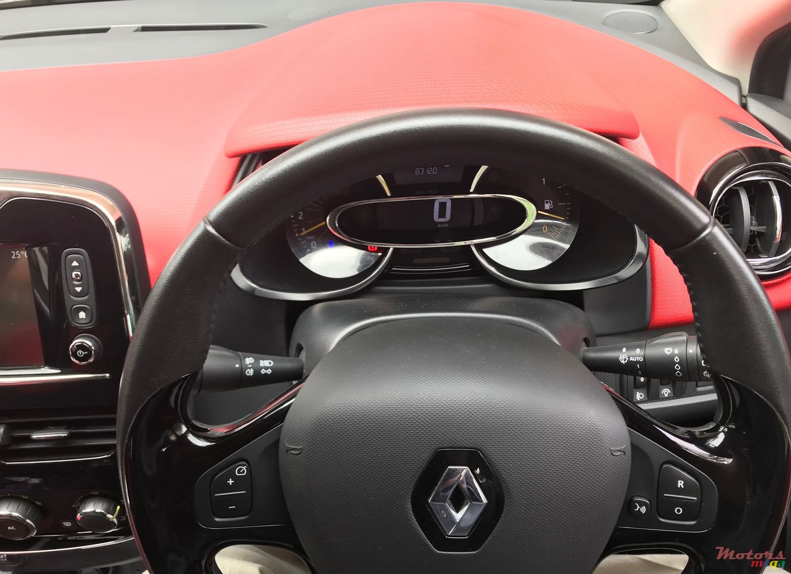 2015' Renault Clio photo #5