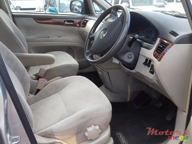 2002' Toyota Picnic photo #6