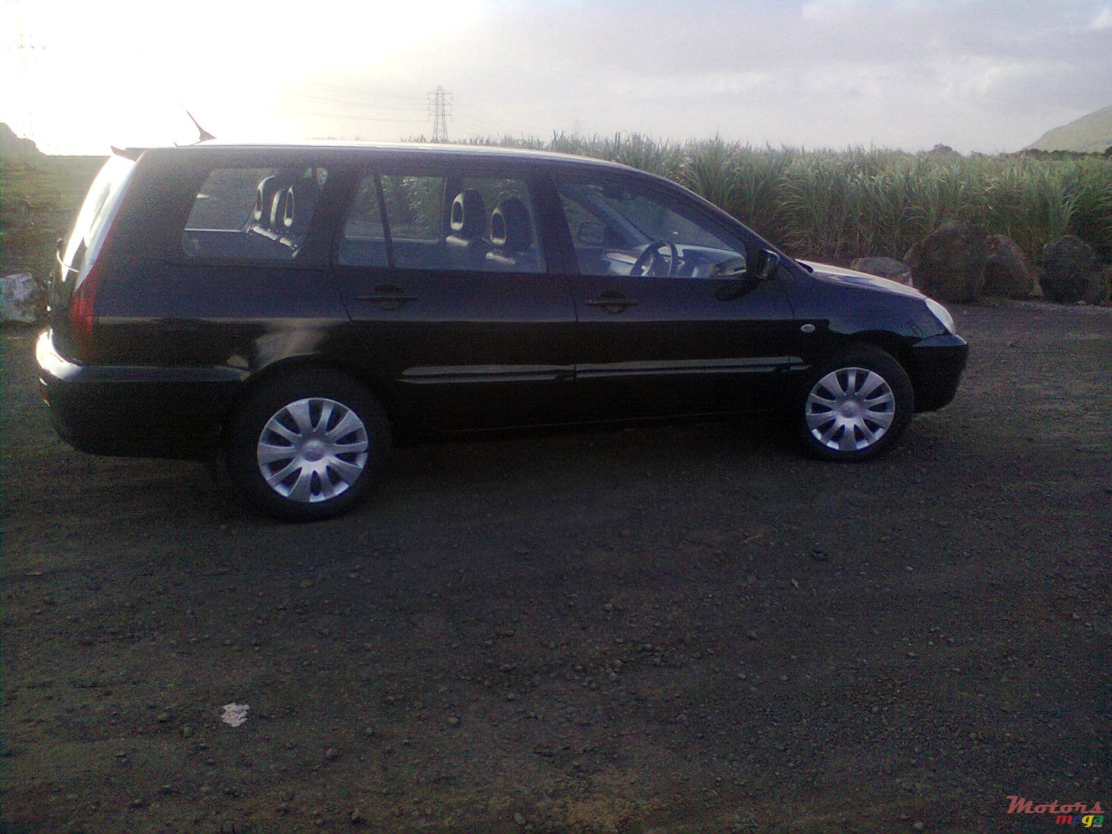 2006' Mitsubishi Space Wagon photo #1