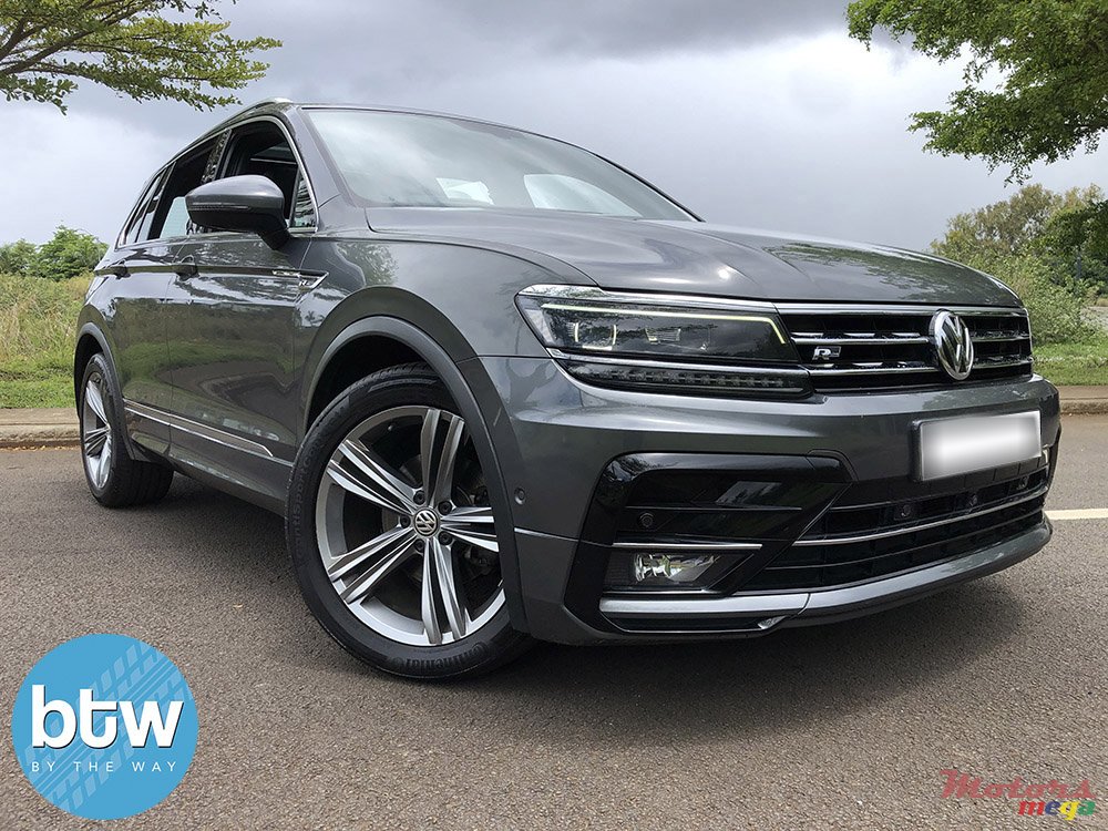 2017' Volkswagen Tiguan R-Line photo #1