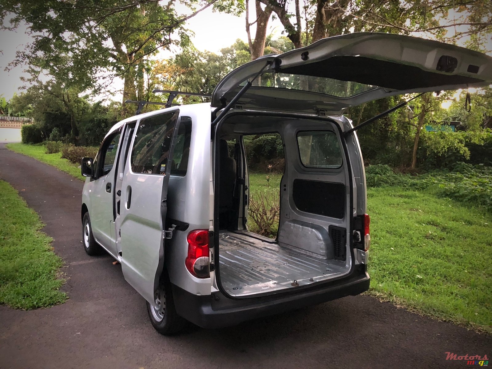 2013' Nissan NV200 photo #6