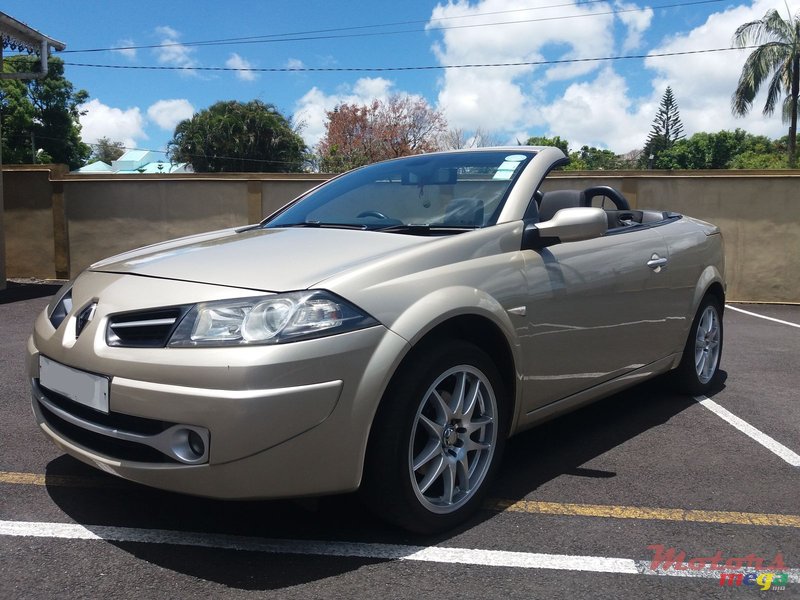 2008' Renault Megane photo #6