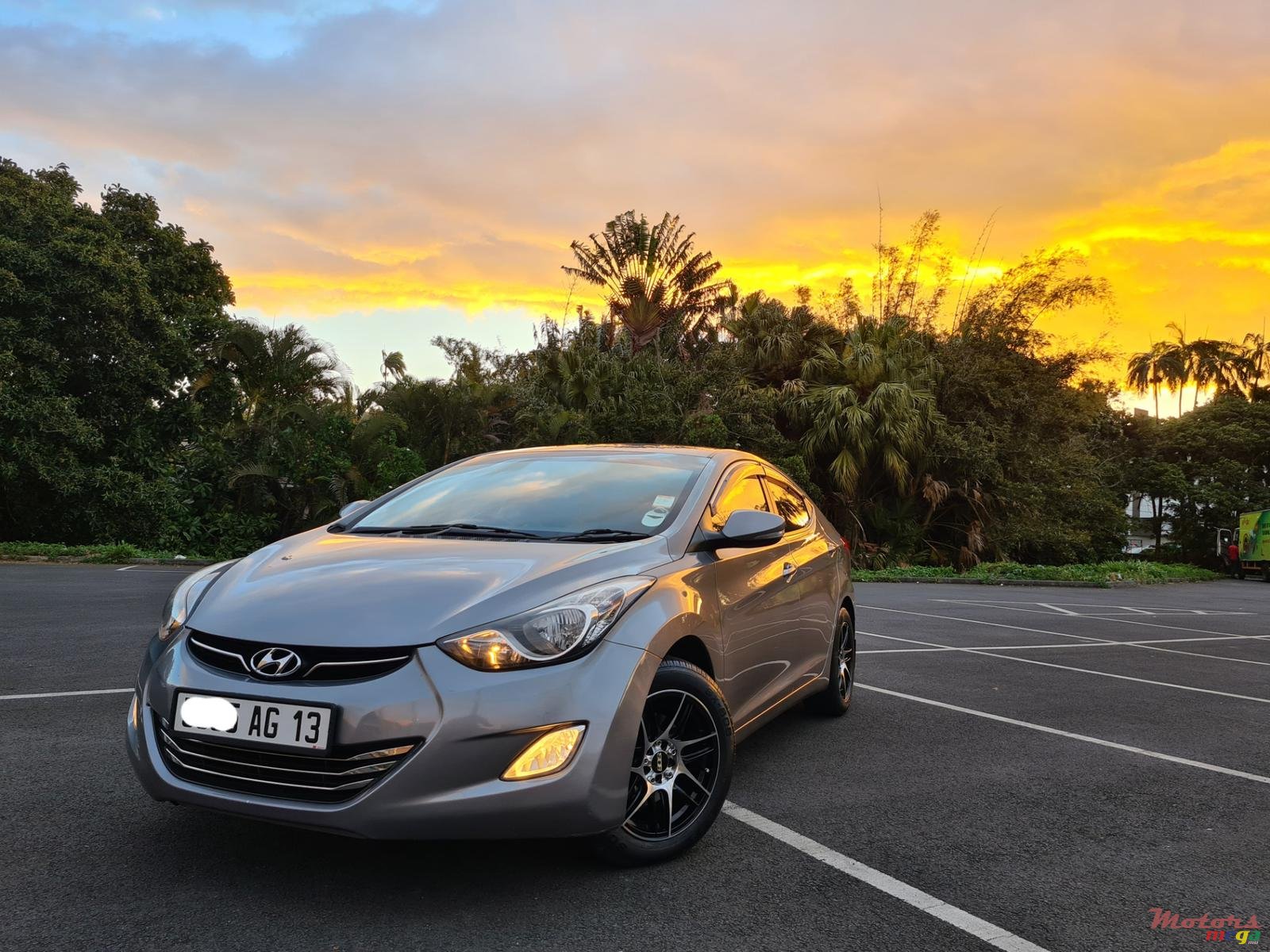 2013' Hyundai Elantra Automatic photo #2