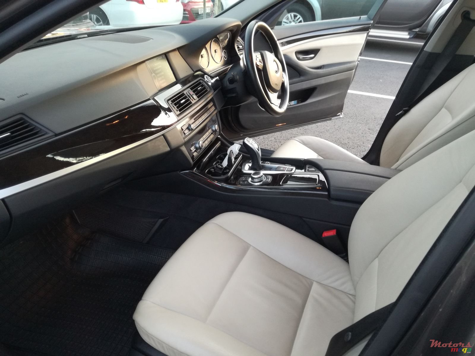 2011' BMW 523 photo #5